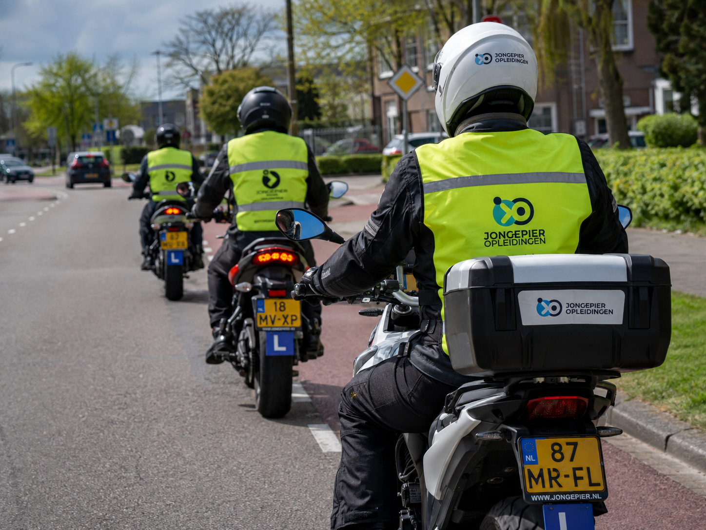 Cursisten van de opleiding rijinstructeur motor onderweg tijdens de praktijkles