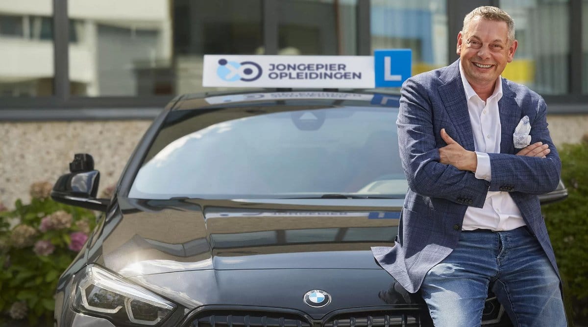 Simon Jongepier bij de lesauto